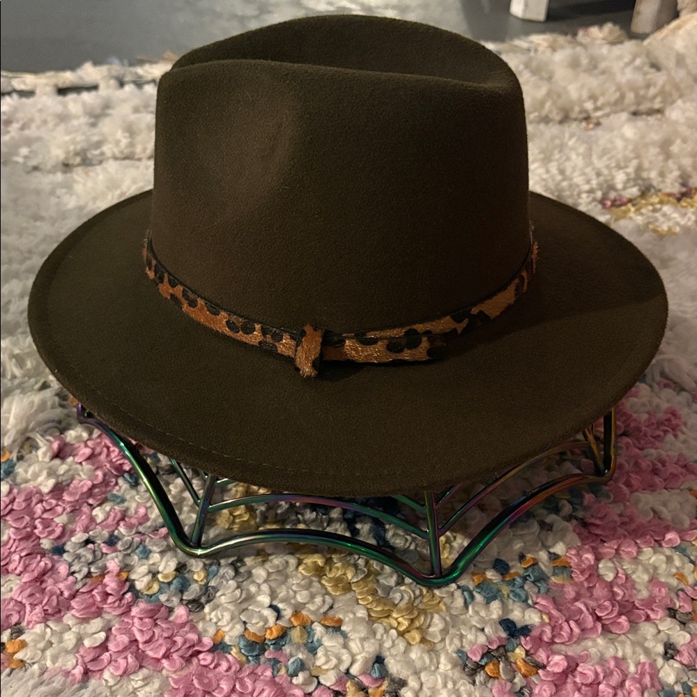 Stylish Olive Green Fedora with Leopard Band
Brand new never worn
